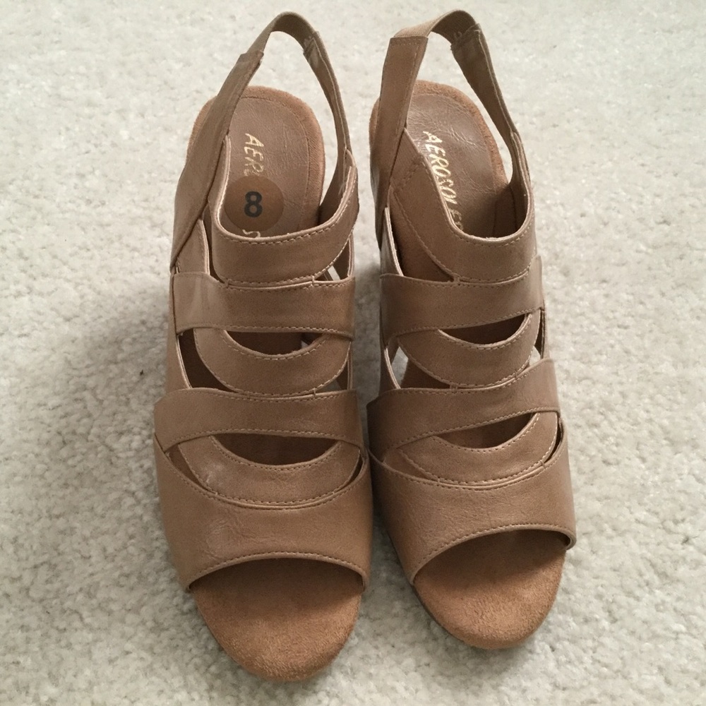 Aerosoles Size 8 Tan. Excellent condition.
